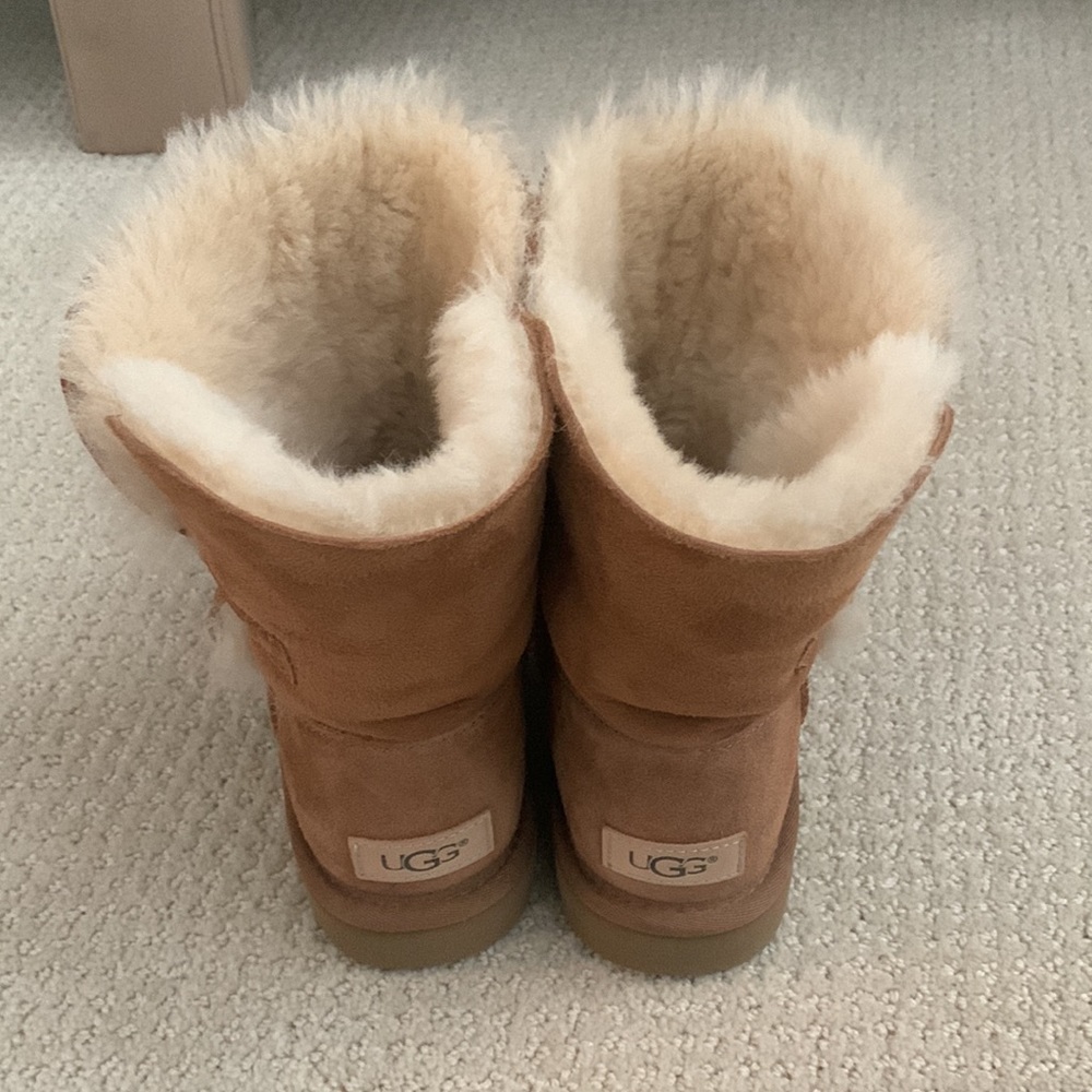 Ugg Bailey Button Il - image 4